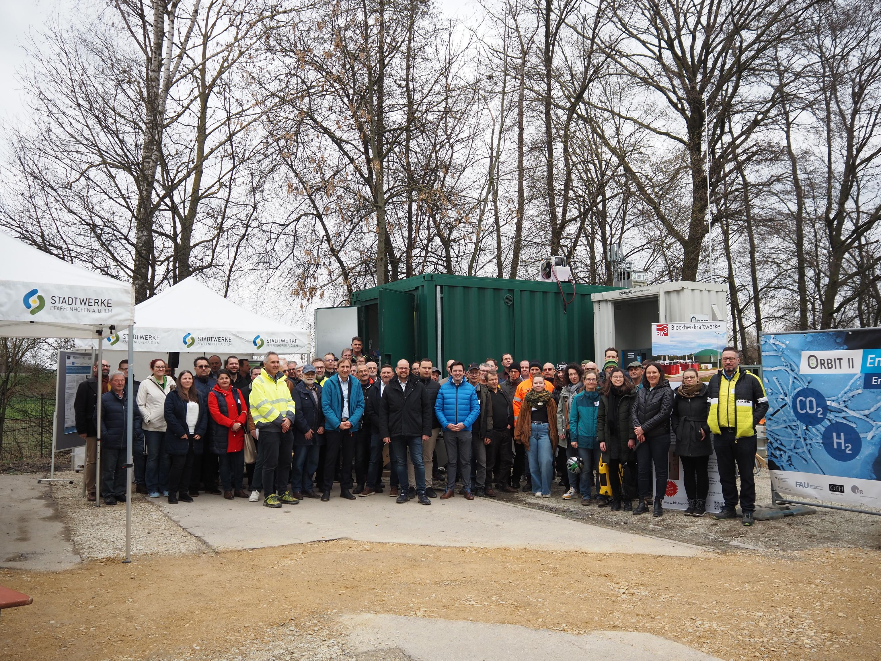 Gruppe von Menschen an Kläranlage